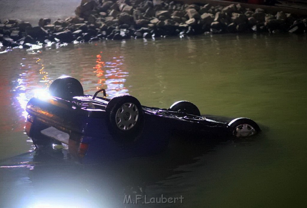 PKW im Rhein Koeln Merkenich neben dem Hitdofer Faehranleger P05.jpg